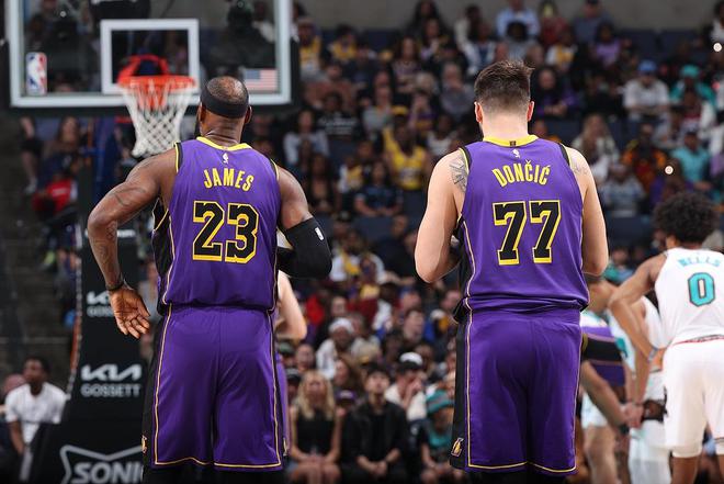 湖人三巨头轰85分三杀灰熊！詹姆斯里程碑稳守西部第四，莫兰特复出砍22分