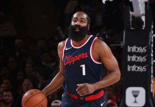 时隔15年60胜！骑士险胜快船跌至第八，哈登24+8+8，鲍威尔狂砍34分