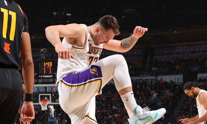 湖人三巨头狂轰69分掀翻联盟第一！22记三分创赛季新高击败雷霆