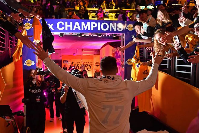 东契奇转会湖人！告别独行侠伤痛，拥抱新篇章