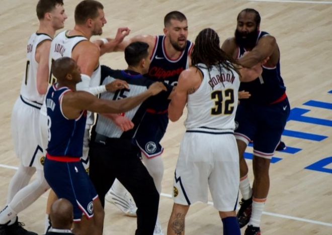 NBA船掘大战爆发大规模冲突：约基奇哈登6人吃T，戈登怒追球迷引全场喊驱逐