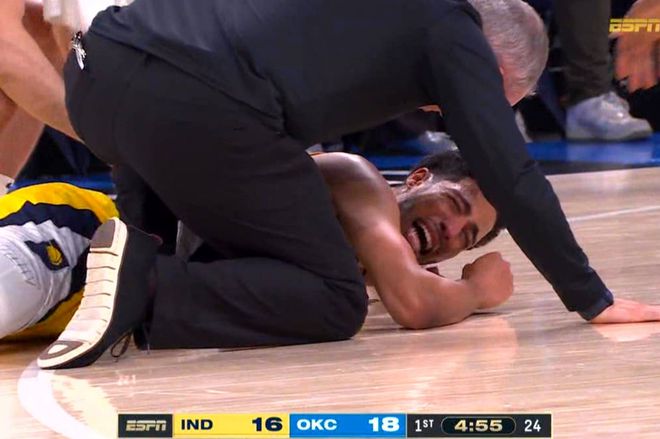 哈利伯顿无对抗受伤：怒砸地板被搀扶离场，恐重现KD跟腱断裂悲剧