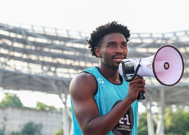 21岁黑人港脚辱骂国足球迷为杂种引众怒，中甲队考虑解约