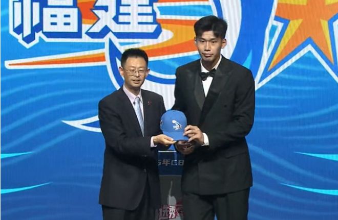 2025年CBA选秀大会落幕：杨曦皓当选状元，杜智博、庞峥麟分列榜眼探花