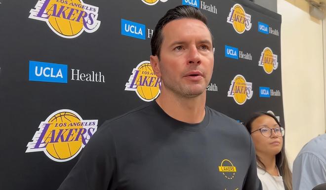 湖人训练营最新动态：詹姆斯等四将缺席首场季前赛，雷迪克狠抓体能